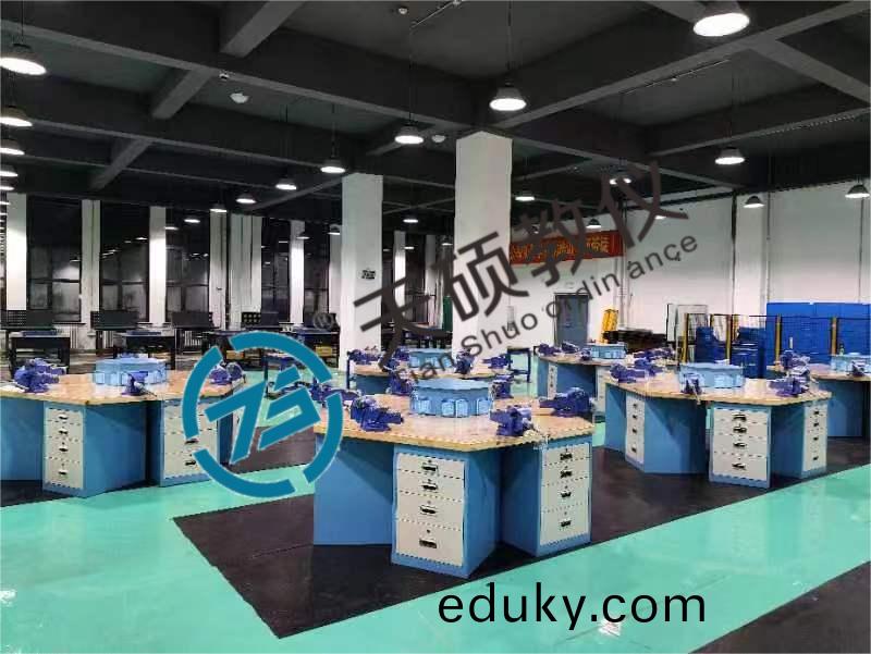 鉗(qian)工與(yu)糢具實訓室