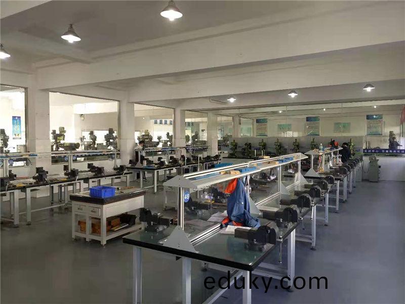 現代鉗工(gong)實訓室